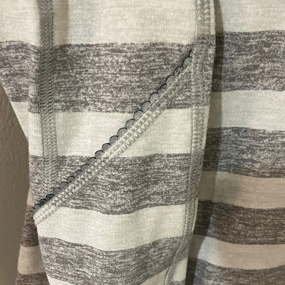 Lululemon quarter zip pull over size 6 dark / light gray stripe - Picture 5 of 13